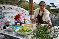 Zu Tisch ... – Fernanda bereitet mit ihren Enkeln Insalata Carfona mit wilden Bohnen zu.