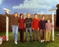 Malcolm mittendrin – (6. Staffel) - So friedlich beisammen ist die Familie nur selten: Vater Hal (Bryan Cranston, l.), Mutter Lois (Jane Kaczmarek, 2.v.l.) und ihre vier Söhne Francis (Christopher Masterson, 3.v. l.), Reese (Justin Berfield, 3.v.r.), Dewey (Erik Per Sullivan, r.) und Malcolm (Frankie Muniz, 2.v.r.) ...