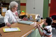 The Middle – Als die Bibliothekarin Mrs. Nethercott (Betty White, l.) realisiert, dass Brick (Atticus Shaffer, r.) 31 Bibliotheksbücher offen hat, verlangt sie von ihm, dass er alles anstellt, um die Bücher schnellstmöglich abzugeben, sonst drohen ihm Konsequenzen ...