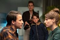 Auf einmal war es Liebe – Jakob (Kostja Ullmann, links) hängt seiner Jugendliebe Marie (Julia Hartmann, rechts) nach. Lotte (Kim Riedle) und ihr Sohn Ben (Oskar Netzel) sollen bei der Rückeroberung helfen.