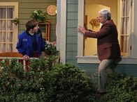 The Big Bang Theory – Als Howard (Simon Helberg, l.) nach seinem Weltraumaufenthalt seine Mutter besuchen möchte, bemerkt er, dass sie Besuch von Dr. Schneider (Ken Lerner, r.) und deshalb keine Zeit für ihn hat ...