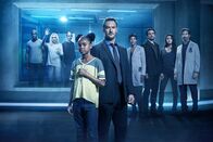 The Passage - Das Erwachen – (1. Staffel) - (v.l.n.r.) Anthony Carter (McKinley Belcher III); Shauna Babcock (Brianne Howey); Dr. Tim Fanning (Jamie McShane); Amy Bellafonte (Saniyya Sidney); Brad Wolgast (Mark-Paul Gosselaar); Dr. Major Nichole Sykes (Caroline Chikezie); Clark Richards (Vincent Piazza); Dr. Lila Kyle (Emmanuelle Chriqui); Dr. Jonas Lear (Henry Ian Cusick)