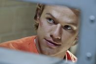 MacGyver – MacGyver (Lucas Till) ermittelt verdeckt als Insasse eines Hochsicherheitsgefängnisses, um das Kartell von Drogenbaron El Noche auffliegen zu lassen.
