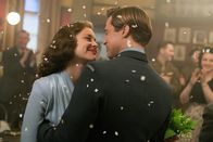 Allied - Vertraute Fremde – Marianne Beauséjour (Marion Cotillard, l.); Max Vatan (Brad Pitt, r.)