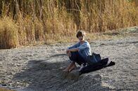 Ein Fisch namens Liebe – Vicky (Christiane Paul) landet mit ihrer Schwiegerfamilie in spe mitten in Anatolien und setzt sich zum Nachdenken an einen blauen See mitten in der karg-schroffen Landschaft.