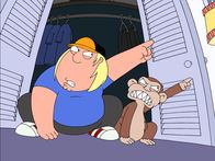 Family Guy – Es hat sich herausgestellt, dass der böse Affe (r.) aus dem Schrank von Chris (l.) eigentlich gar kein böser Affe ist, sondern ein sehr netter Affe ist ...