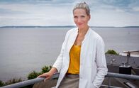 Praxis mit Meerblick – Nora Kaminski (Tanja Wedhorn) hat ein attraktives Jobangebot, das sie eigentlich nicht ablehnen kann.