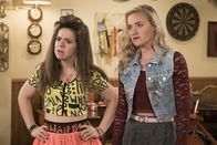The Goldbergs – (v.li.) Alison Rich (Valley Erica), AJ Michalka (Lainey Lewis).