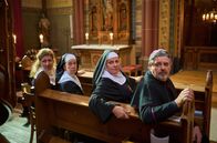 Mord mit Aussicht – Lydia (Julia Schmitt, l.), Gerlinde (Petra Kalkutschke, 2.v.l.), Heike (Petra Kleinert, 2.v.r) und Pastor Puttermann (Johannes Rotter, r.) sind entsetzt. Sie werden verdächtigt, Irene Kübel (Svenja Hermuth, n.i.B.) umgebracht zu haben.