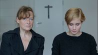 Goethes Faust – MDR FERNSEHEN GOETHES FAUST Uhr. Gretchen (Helena Siegmund-Schulze, re.), die von Faust ein Kind erwartet, wird von ihrer Mutter (Gabi Herz) zur Abtreibung gezwungen.
