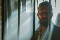 Nautilus – Nemo (Shazad Latif) landet auf der Insel Karajaan im Gefängnis.