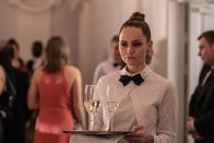 Operation Omerta – Auch Raisa (Mirtel Pohla) gehört zu der Gruppe, die den Terroranschlag auf den Präsidentenpalast verübt. Sie verschafft sich als Catering-Mitarbeiterin Zugang zu dem Festakt.