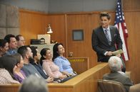 The Grinder - immer im Recht – Nach acht Staffel wird Deans (Rob Lowe, r.) Fernsehserie "The Grinder" abgesetzt, jetzt sucht er nach einer neuen Aufgabe und findet sich schließlich als Möchtegern-Anwalt im Gerichtssaal seines Heimatortes wieder.