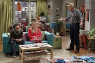 The Big Bang Theory – Leonard (Johnny Galecki, l.) ist gleich doppelt überrascht, als er plötzlich Pennys (Kaley Cuoco, M.) Vater Wyatt (Keith Carradine, r.) gegenübersteht und er dann auch noch in dessen Gegenwart von Penny geküsst wird ...