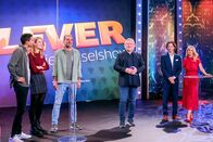 Clever! - die Rätsel Show – v.li.: Timon Moftakhar, Nicole Johler, Bob Moftakhar, Gregor Seberg, Silvia Schneider, Martin Hubinger.