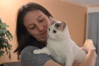 Der Katzenflüsterer – Angela holding Kali in her home.