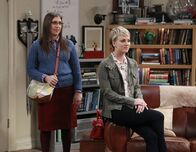 The Big Bang Theory – L-R: Amy Farrah Fowler (Mayim Bialik), Penny (Kaley Cuoco-Sweeting).