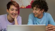 Edvard – Carli (Elli Köhler) und Edvard (Levi Kazmaier) suchen Online nach einem Jason-Darsteller.