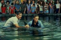 Der weiße Hai III – Danny (Dan Blasko) und Kathryn Morgan (Bess Armstrong) versuchen alles, um das Leben des Haies zu retten.