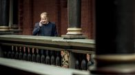 Stralsund – Lutz Hagner (Rainer Furch) bekommt während der Ausstellungseröffnung der Schierer Stiftung einen wichtigen Anruf.