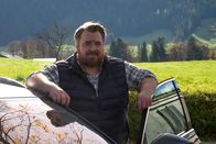 Der Bergdoktor – Daniel Kofler (Tristan Seith) kostet es Überwindung, dem Wunsch von Hanne nachzukommen und seinen Vater zu besuchen.