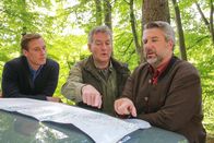 Die Rosenheim-Cops – Georg Niedermayer (Hans Kitzbichler, M.) zeigt Stadler (Dieter Fischer, r.) und Bach (Patrick Kalupa, l.), an welchen Positionen die Jagd-Teilnehmer eingeteilt waren.