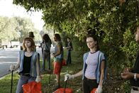 Gilmore Girls – Rory (Alexis Bledel, r.) hat einen Gerichtstermin, weil sie mit Logan eine Yacht gestohlen hat. Urteil: 300 Stunden gemeinnützige Arbeit und 1 Jahr auf Bewährung!