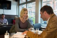 Notruf Hafenkante – Melanie (Sanna Englund, l.) spielt den Lockvogel, um herauszubekommen, ob Pieter van Graal (Clemens Löhr) mit dem Überfall auf Frau Hagemeyer zu tun hat.