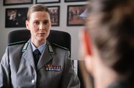Tatort – Oberstleutnant Angelika Limbach (Katrin Röver, l.) ist die Vorgesetzte des Verdächtigen, bei ihr versucht Johanna Stern (Lisa Bitter) herauszufinden, ob es innerhalb der Bundeswehr Vorwürfe gegen ihn gab.