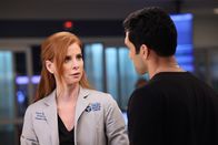 Chicago Med – Sind nicht gleicher Meinung: Dr. Pamela Blake (Sarah Rafferty) und Dr. Crockett Marcel (Dominic Rains)