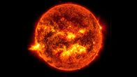 Spacetime – Diese Aufnahme der Solar Dynamics Observatory Mission der NASA zeigt das helle Licht einer Sonneneruption auf der linken Seite der Sonne.
