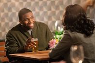 Station 19 – Dean Miller (Okieriete Onaodowan, l.)