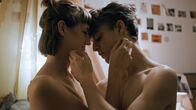 Lovecut – Alex (Valentin Gruber, r.) versucht mit professioneller Hilfe, erste sexuelle Erfahrungen zu sammeln.