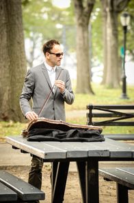 Elementary – Holmes (Jonny Lee Miller) belügt seine Partnerin bezüglich seiner Sitzungen. Ist er etwa auf dem Weg zurück in die Abhängigkeit?; Holmes (Jonny Lee Miller) belügt seine Partnerin bezüglich seiner Sitzungen. Ist er etwa auf dem Weg zurück in die Abhängigkeit?