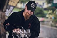 Landfrauenküche – Spitzenkoch Lucki Maurer schenkt fränkischen Winzersekt aus.