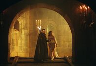 Das Phantom der Oper – Das Phantom (Gerard Butler) führt Christine (Emmy Rossum) hinab in sein Reich.