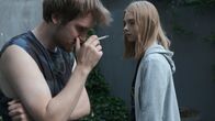 Wildland – David (Elliott Crosset Hove, li.), Ida (Sandra Guldberg Kampp, re.)