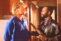 MacGyver – Frank (Cleavon Little, r.) hat MacGyver (Richard Dean Anderson, l.) in Sofias Wohnung gestellt.