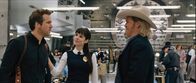 R.I.P.D. - Rest in Peace Department – Proctor (Mary-Louise Parker, M.) stellt Nick (Ryan Reynolds, l.) seinem neuen Partner vor: dem Cowboy Roy (Jeff Bridges, r.).