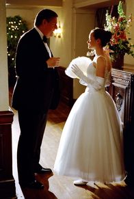 Gilmore Girls – Während sich Rory (Alexis Bledel, r.) mit dem Debütantinnenball und der damit verbundenen Rückkehr ihres Vaters auseinandersetzen muss, sorgen Richards (Edward Herrman, l.) berufliche Sorgen für Streitigkeiten mit seiner Frau ...