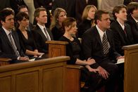 How I Met Your Mother – Die Freunde stehen Marshall bei der Beerdigung seines Vaters zur Seite: Ted (Josh Radnor, l.), Marshall (Jason Segel, 3.v.r.), Barney (Neil Patrick Harris, 3.v.l.), Lily (Alyson Hannigan, 5.v.r.) und Robin (Cobie Smulders, 2.v.l.) ...