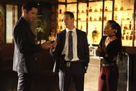 Lucifer – Lucifer (Tom Ellis, l.) und Dan (Kevin Alejandro, M.) setzten alles daran, dass der Mörder von Chloes Vater seine gerechte Strafe bekommt. Unterdessen verliert Maze (Lesley-Ann Brandt, r.) das Vertrauen in Amenadiel, als sie merkt, dass er mit Charlotte zusammenarbeitet ...