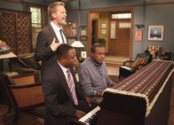 How I Met Your Mother – Familienzusammenführung: Barney (Neil Patrick Harris, stehend), James (Wayne Brady, l.) und Sam (Ben Vereen, r.) ...