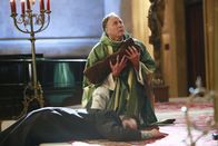 Castle – Kurz bevor Cameron Ducane (Chris Andrew Ciulla, l.) tot zusammenbricht, übergibt er einem Priester (Don Baldaramos, r.) einen Säugling. Ein Fall für Castle und Beckett ...