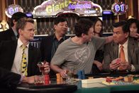 How I Met Your Mother – Ein unvergesslicher Ausflug nach Atlantic City: Marshall (Jason Segel, vorne M.) und Barney (Neil Patrick Harris, vorne l.) ...