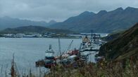 Im Angesicht des Sturms – Der Hafen von Dutch Harbor ist vom Ulakta Drive im Norden der Insel aus zu sehen, mit dem Flughafen und der Nateekin Bay im Hintergrund im Süden der Insel. (National Geographic)