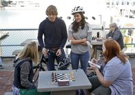 Navy CIS: L.A. – Als ein Raketentest gehackt wird, beginnen Deeks (Eric Christian Olsen, 2.v.l.) und Kensi (Daniela Ruah, 2.v.r.), zusammen mit Blaze (Becca Tobin, l.) zu ermitteln und machen Josh (Jack Foley, r.) ausfindig. Doch was hat er damit zu tun?