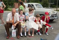 The Founder – Durch Zufall wird Ray Kroc (Michael Keaton, l.) auf ein Schnellrestaurant aufmerksam, das außerordentliche Qualität mit geringer Wartezeit bietet.