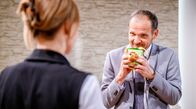 Sturm der Liebe – Als Katja (Isabell Stern, l.) Markus (Timo Ben Schöfer, r.) völlig verzweifelt von der Tansania-Reise abzuhalten versucht, setzt er sie unter Druck.; ARD STURM DER LIEBE FOLGE 4302 Uhr im ERSTEN. Als Katja (Isabell Stern, l.) Markus (Timo Ben Schöfer, r.) völlig verzweifelt von der Tansania-Reise abzuhalten versucht, setzt er sie unter Druck.