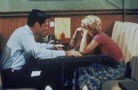 Dharma & Greg – Sie könnten verschiedener nicht sein: die junge Yogalehrerin Dharma (Jenna Elfman, re.) und der karrierebewusste Yuppie Greg (Thomas Gibson).